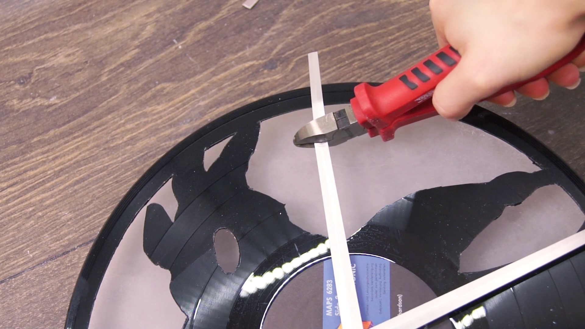 iron-man-wall-vinyl-record-clock-backlit-led-acrylic-light-2017-01-11-14h42m32s960.png