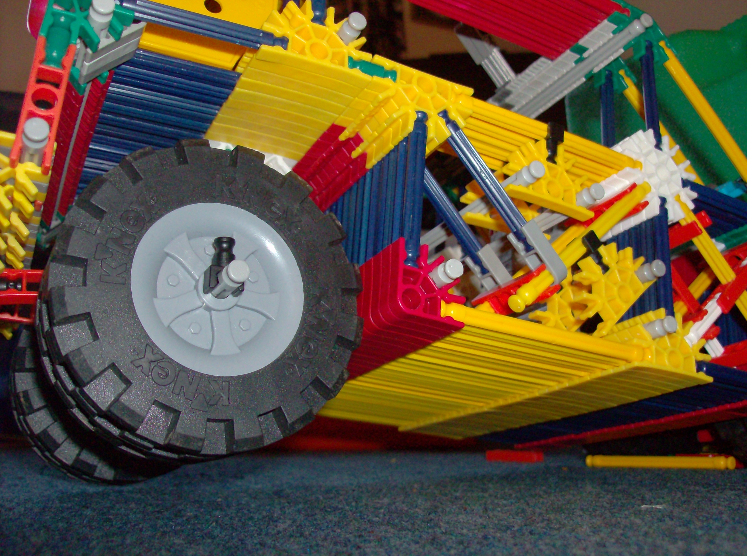 knex car crash (13).JPG