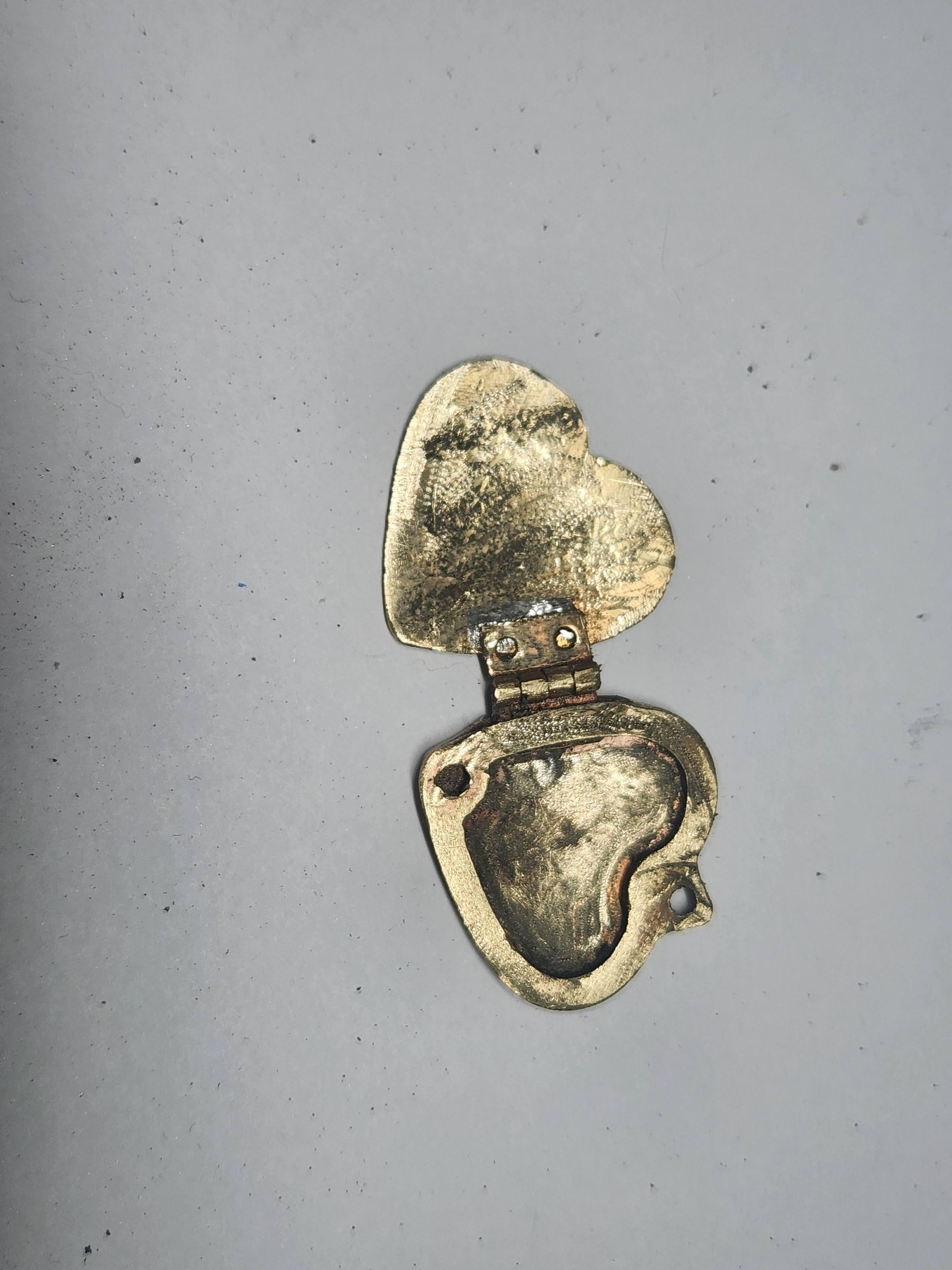 locket1.jpg