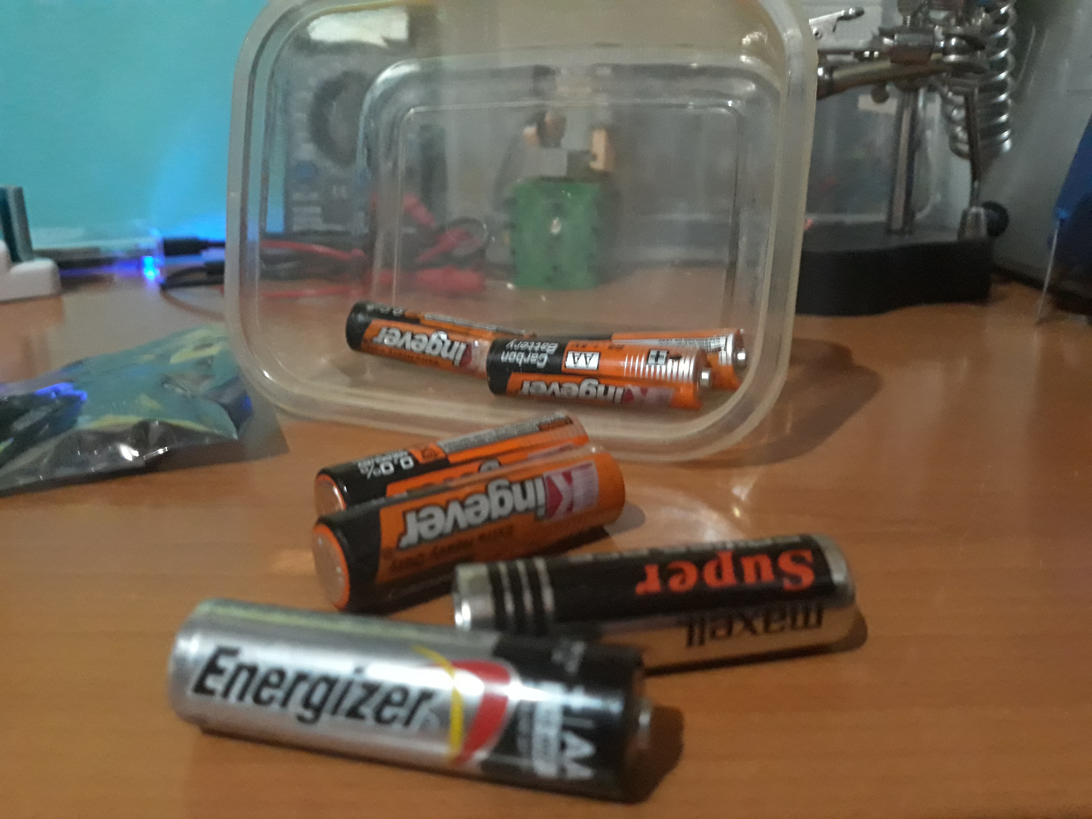make_a_portable_charger_with_old_batteries_step_01_image_06.jpg