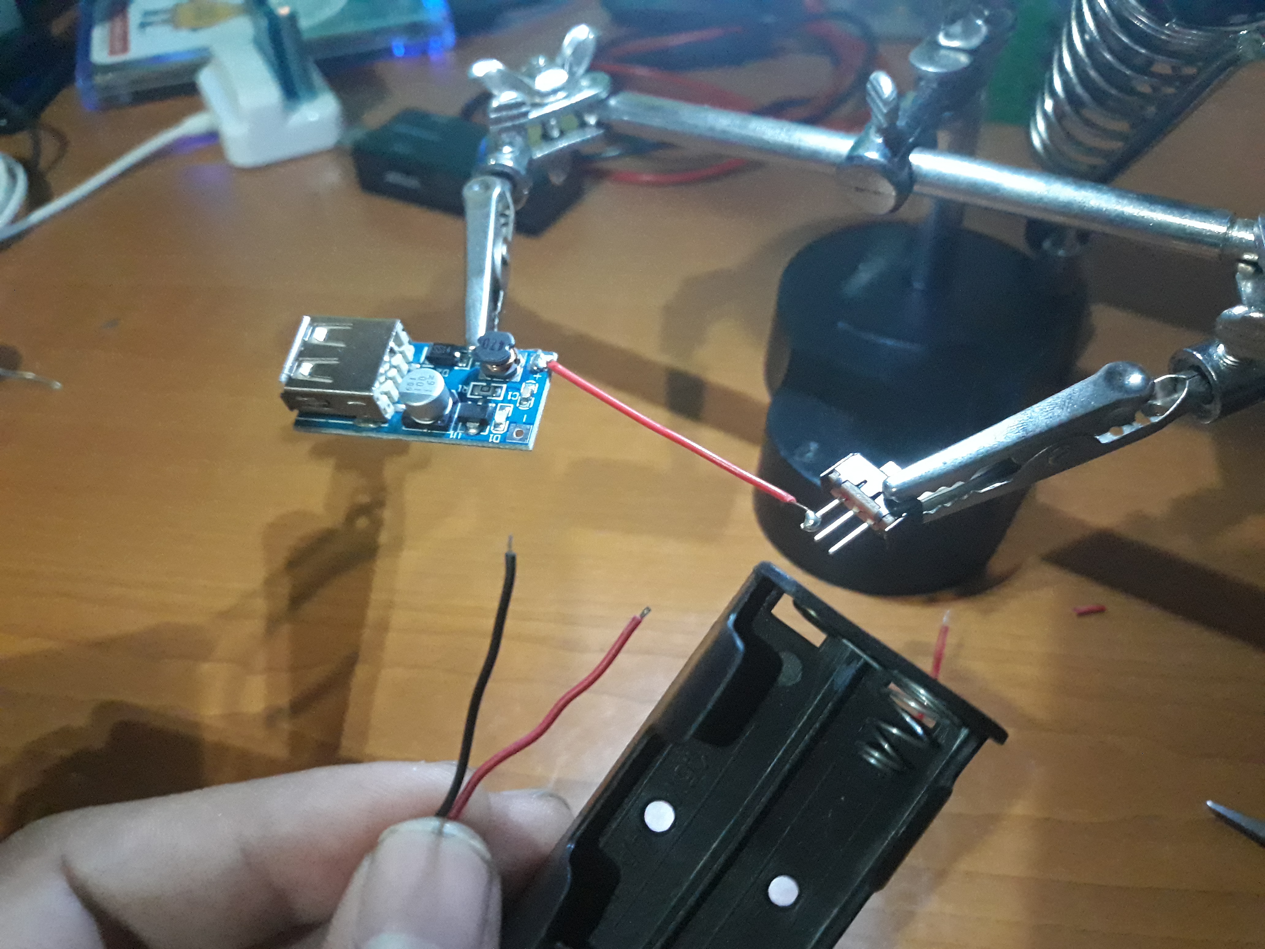 make_a_portable_charger_with_old_batteries_step_02_image_08.jpg