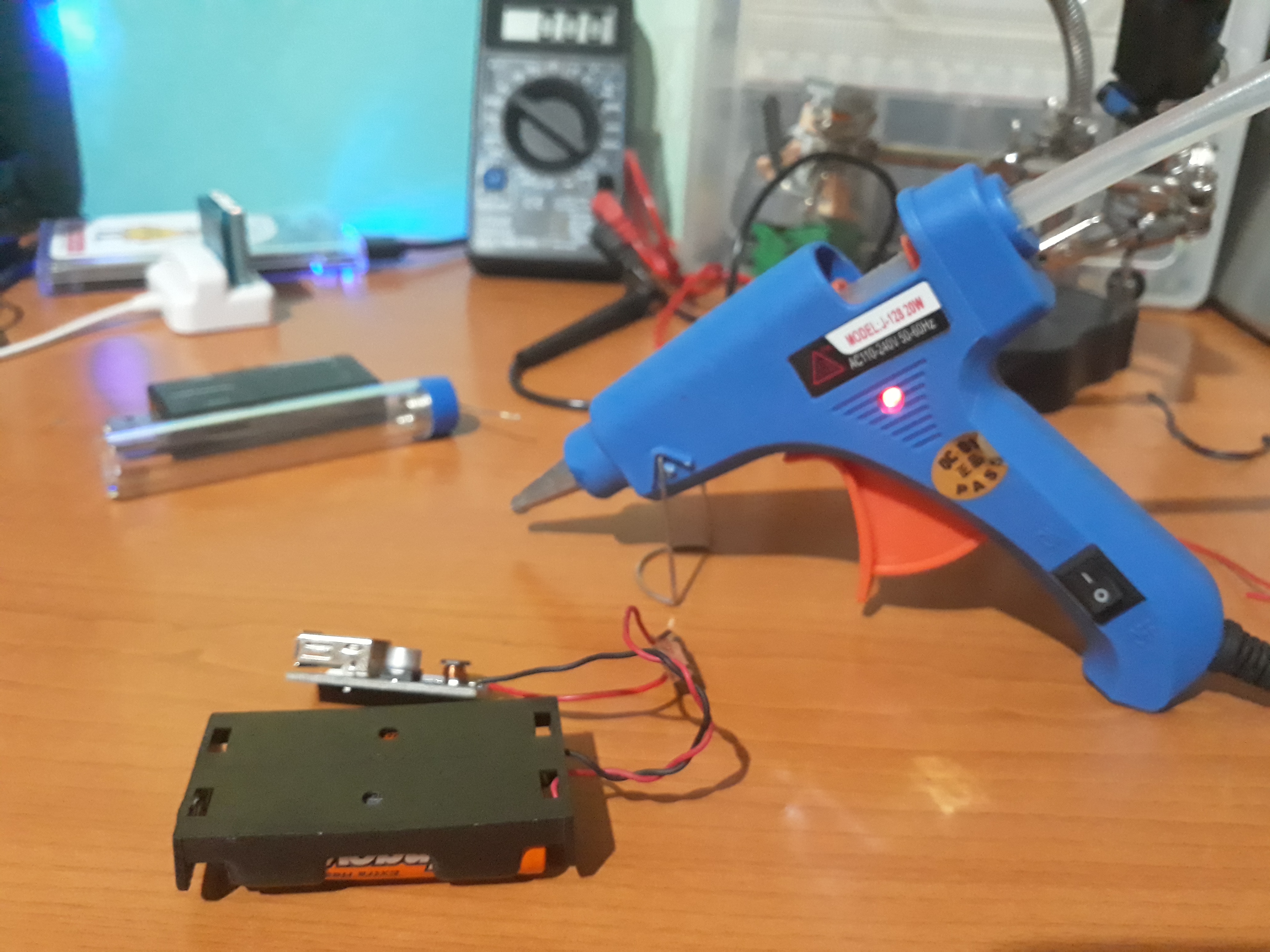 make_a_portable_charger_with_old_batteries_step_04_image_02.jpg