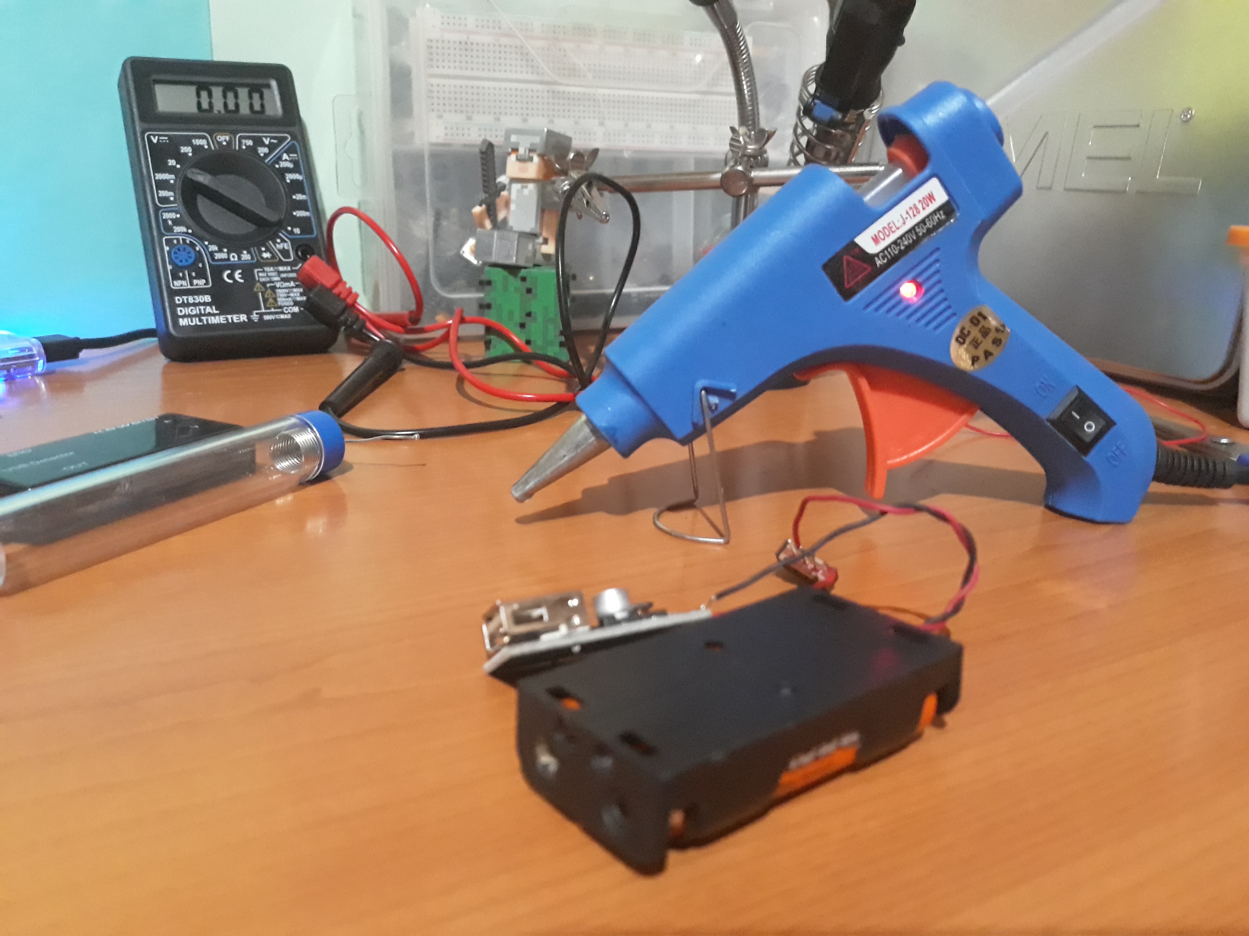 make_a_portable_charger_with_old_batteries_step_04_image_03.jpg