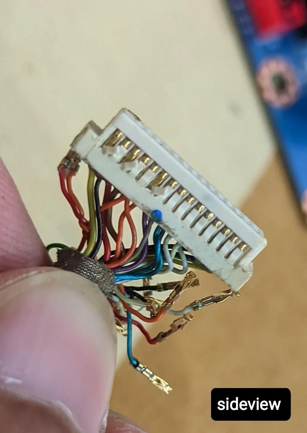 old_display_cable_connector.jpg