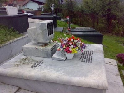 pc-addict-grave1.jpg