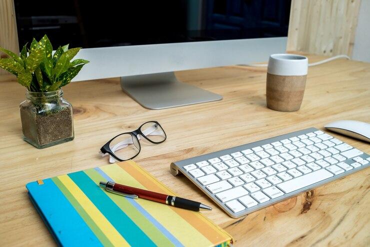 pc-computadora-oficina-taza-cafe-teclado-raton-escritorio-madera_41432-11.jpg