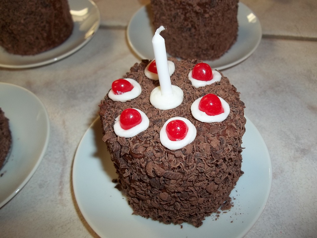 portalcupcakescherriedcandle.jpg