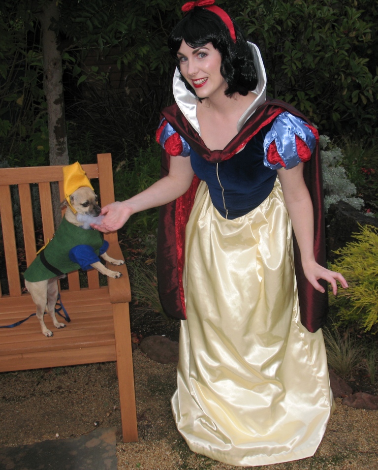 snow white with happy.3.JPG