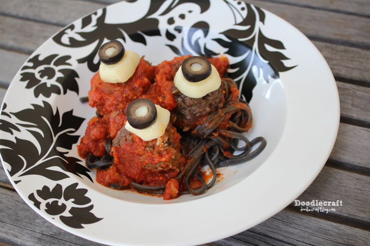 squid ink pasta and meatballs eyeballs halloween dinner linguine spooky meal (4).JPG