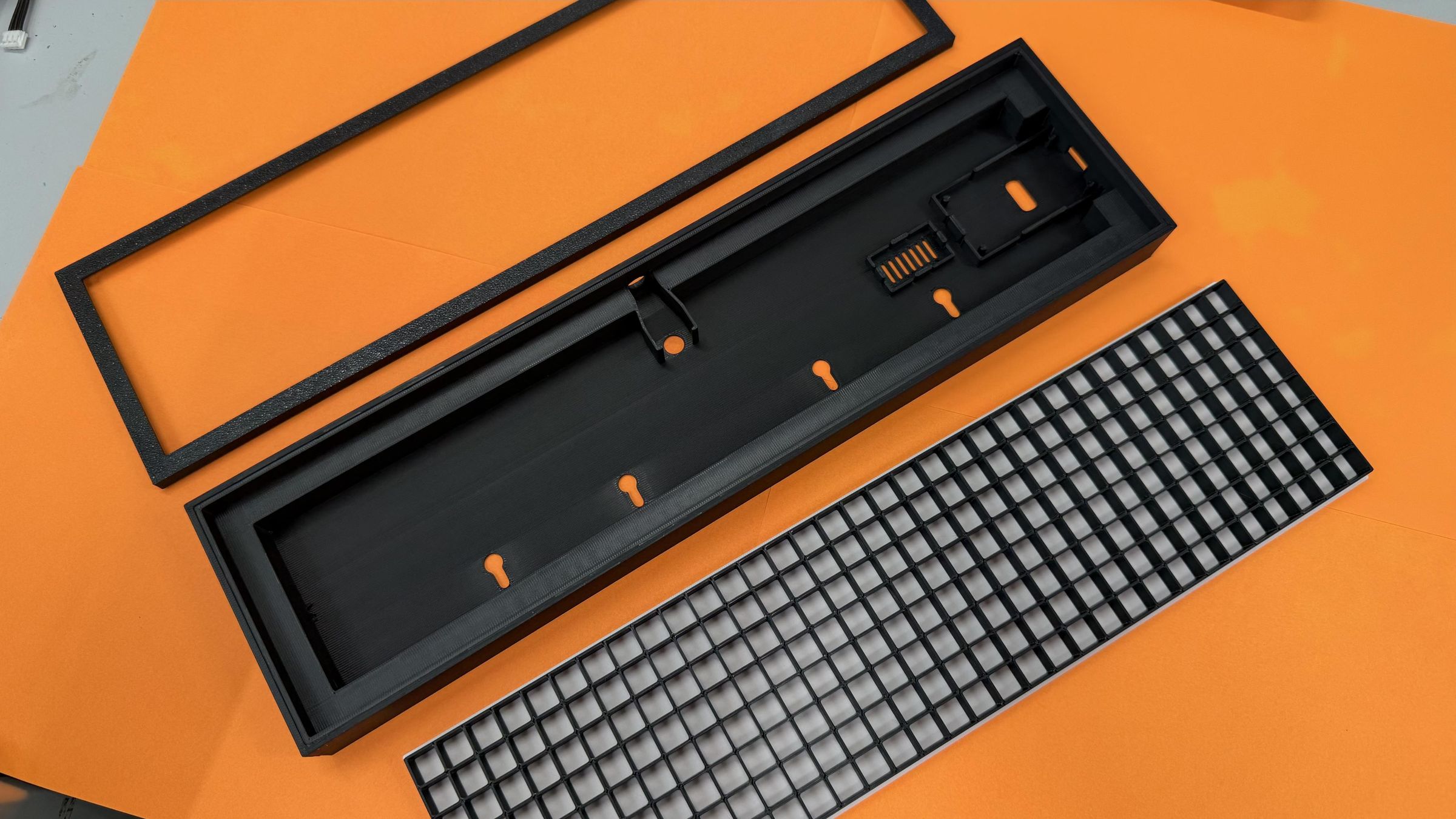 step1_02_3d_printed_case_and_accessories.jpg