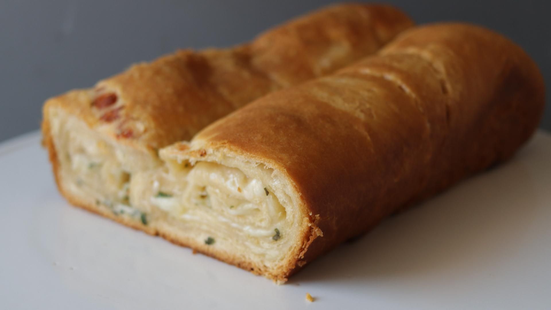 storebought crescent rolls become the most buttery cheesy garlic loaf ever.jpg