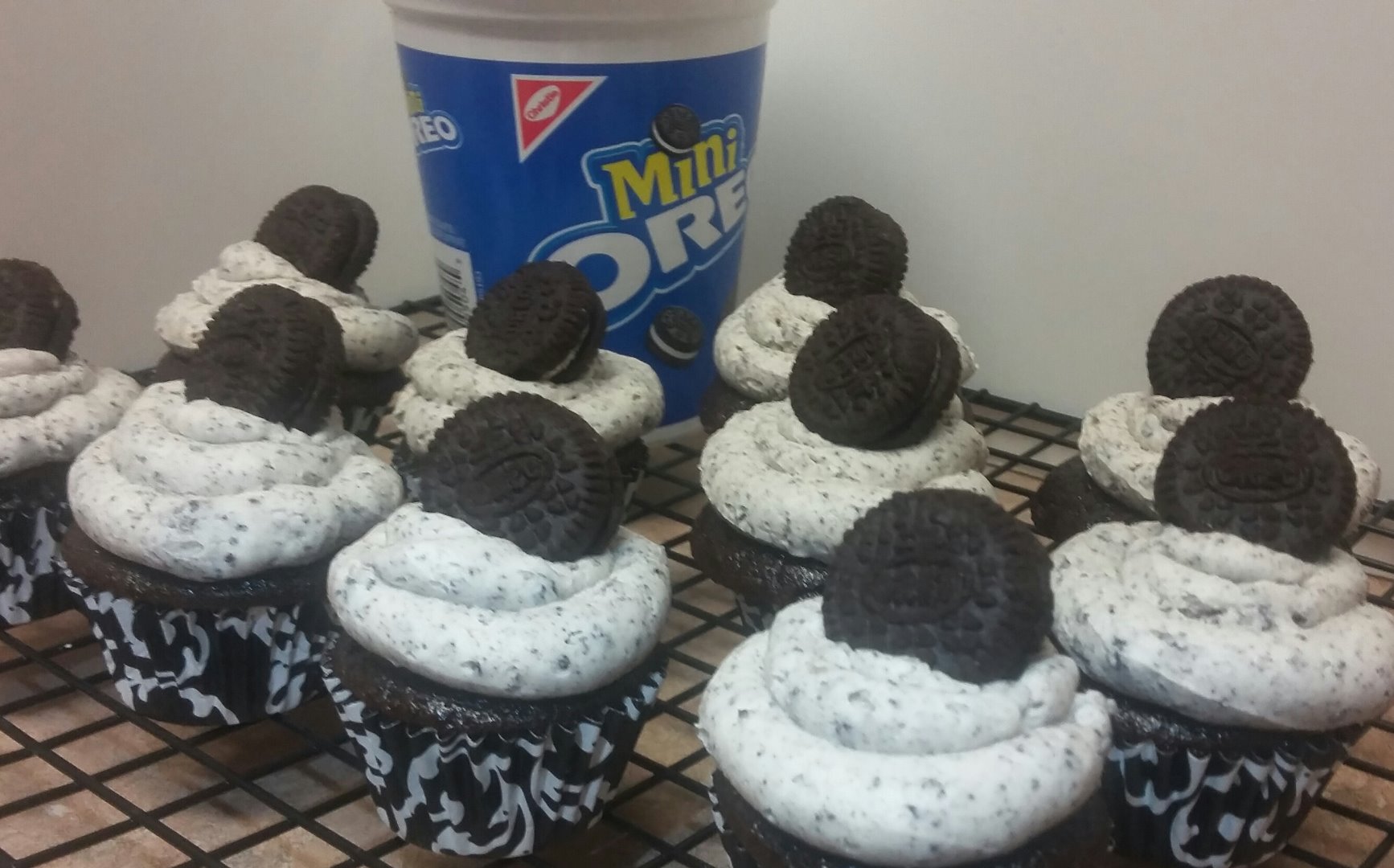 suprise inside oreo mini cupcakes full view.jpg