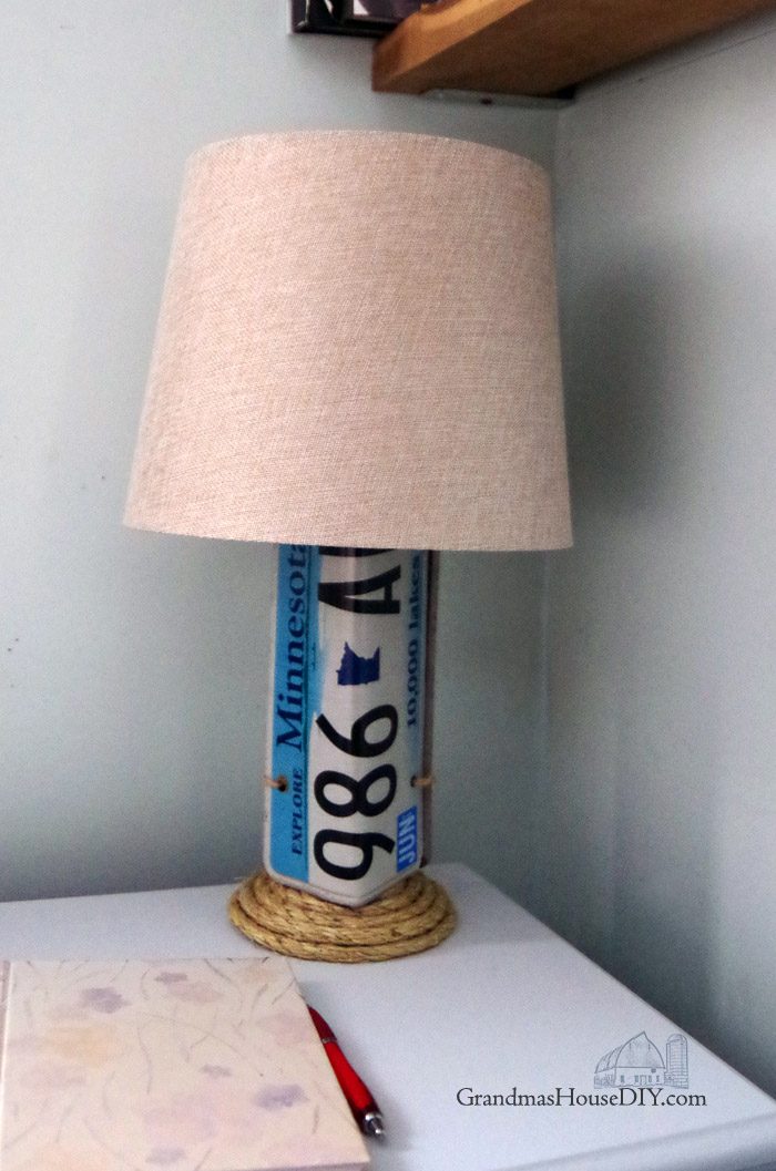 thrift-store-lamp-makeover-license-plates-700x1057.jpg