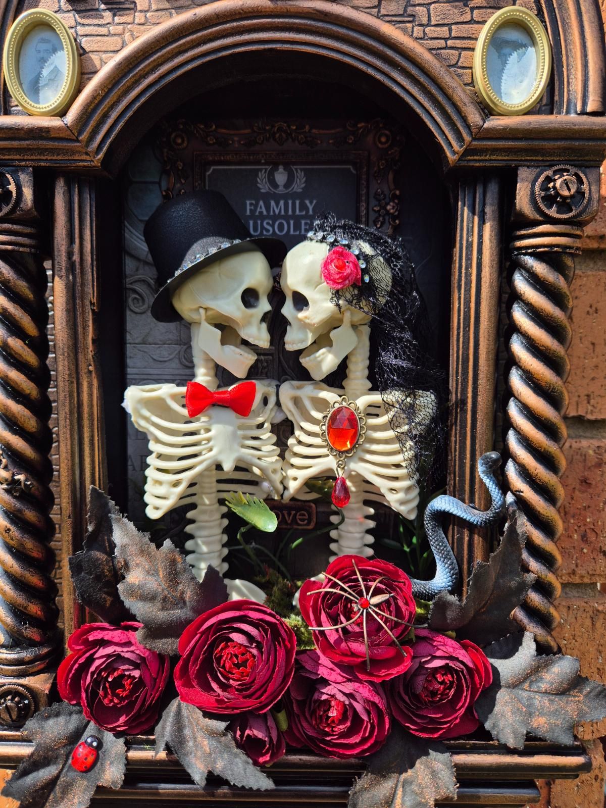 upclose-DIY-Halloween-Mausoleum-inside.jpg
