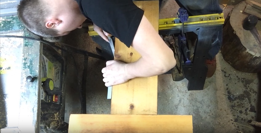 use square to mark leg slot depth.jpg