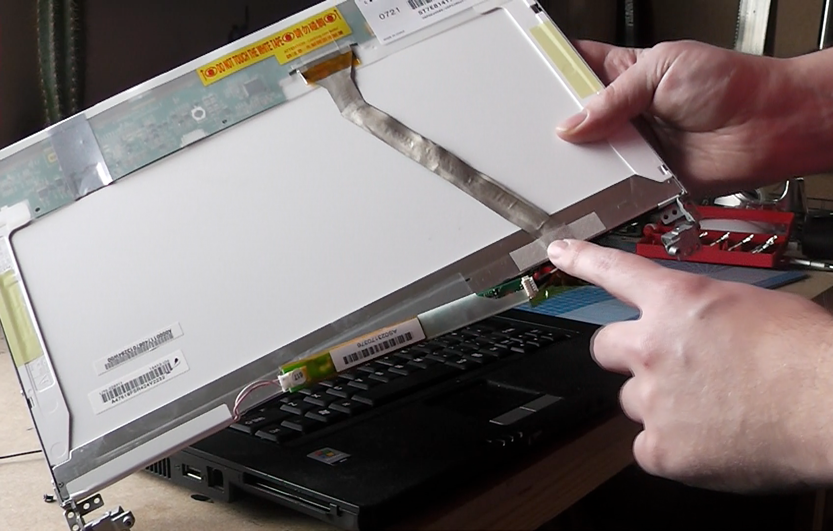 windows 8 Tablet_Tape_off.png