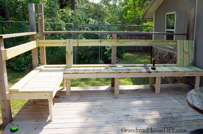 wood-working-diy-outdoor-bench-built-in.jpg