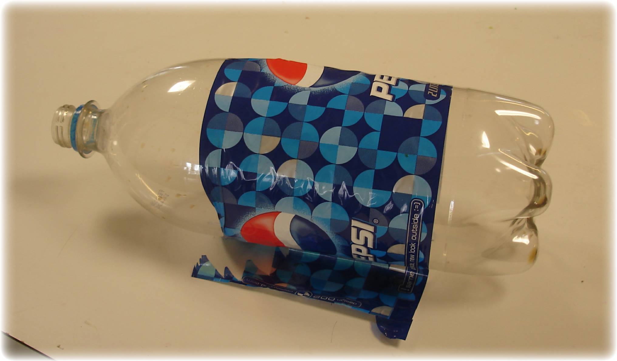 yarn holder from pastic bottle 001.jpg