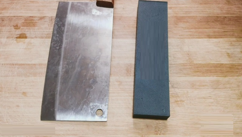 1. Prepare the knives to be sharpened and a sharpening stone with two sides of thick and thin stones.png