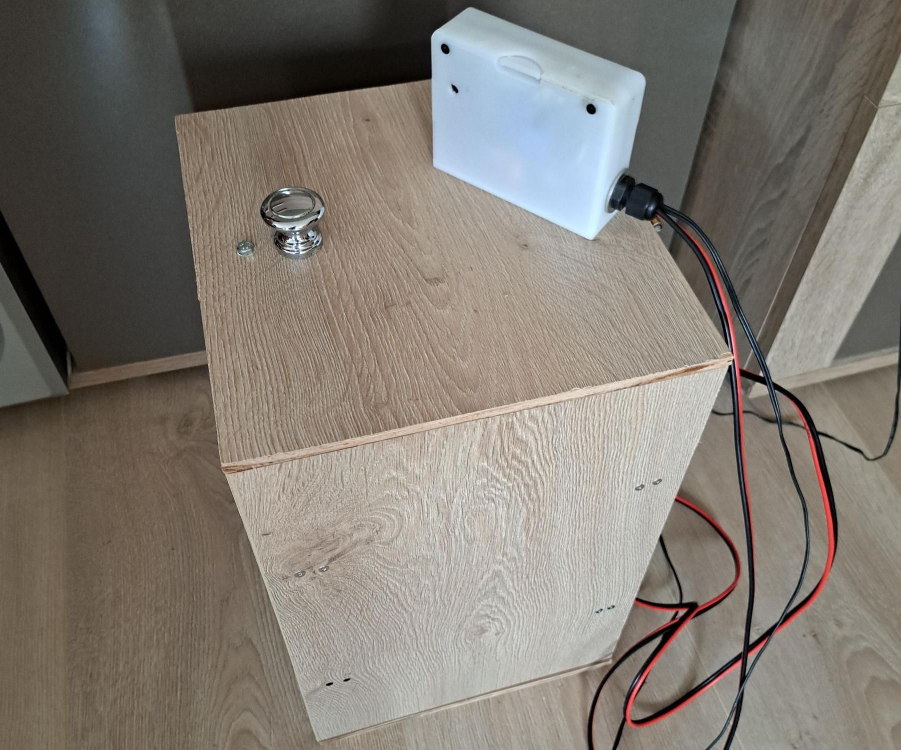 Portable Battery-Powered QR Code Locker Using ESP32-CAM