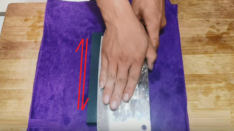 Hold the blade against the whetstone, drag it back and forth, touch the blade with your fingers, and feel the temperature of the blade..png