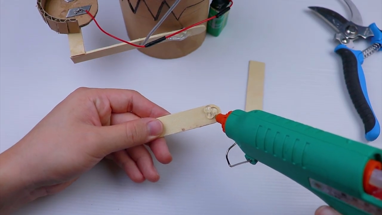 How to Make a Robot(Monster) that Eats Coins from Cardboard _ Diy Robot Bank.mp4_snapshot_06.30_[2020.03.28_11.10.32].jpg