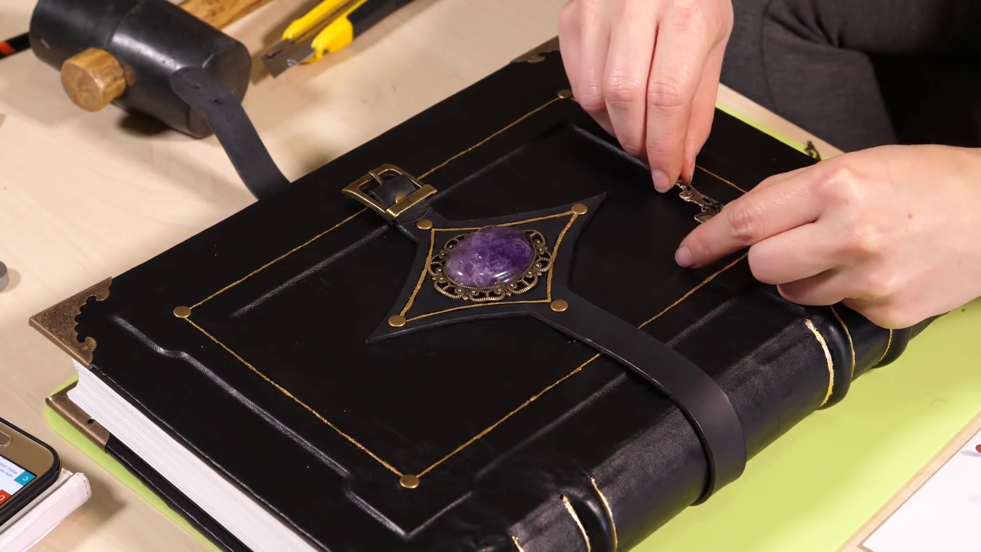 leather-book-tome-sketchbook-notebook-homemade-diy-journal-bookbinding-grimoire-2018-10-22-11h36m24s916.png