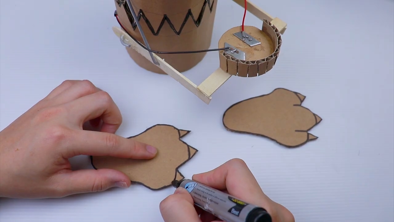 How to Make a Robot(Monster) that Eats Coins from Cardboard _ Diy Robot Bank.mp4_snapshot_06.25_[2020.03.28_11.51.43].jpg