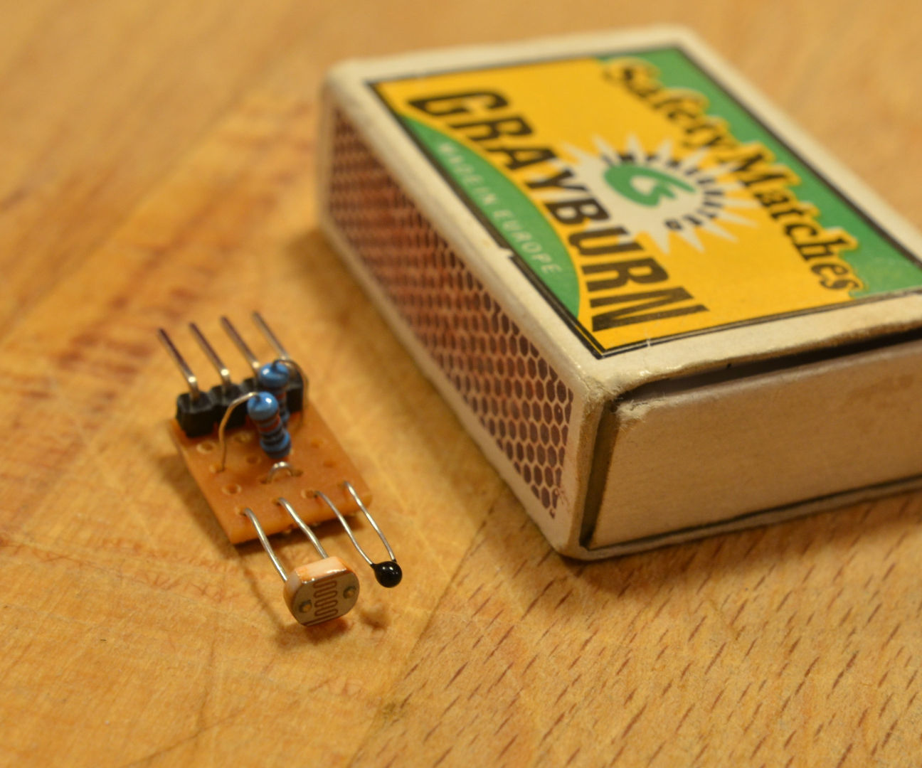 Small Temperature and Lightness Sensor Shield