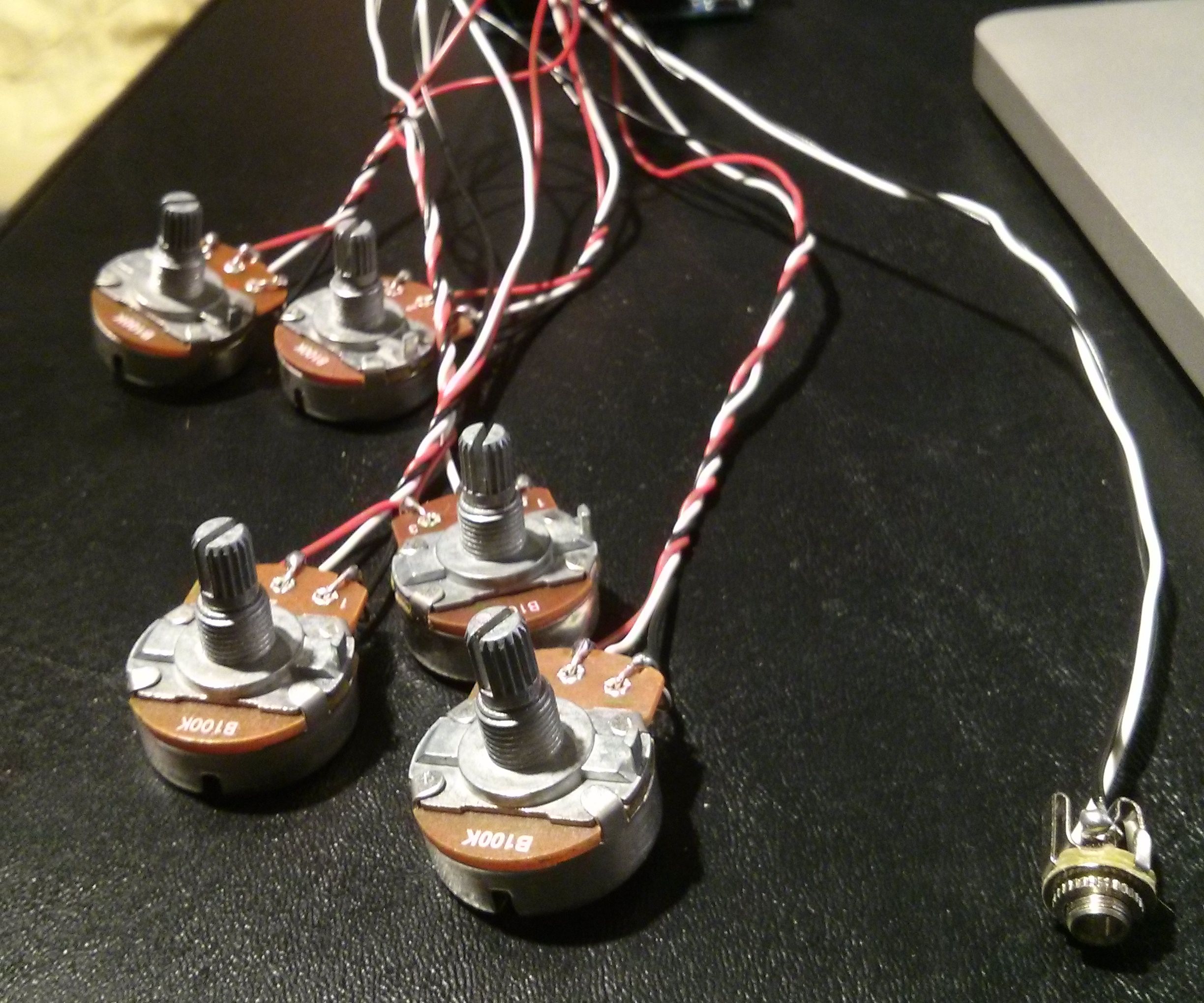 Using Mozzi Library With 5 Potentiometers