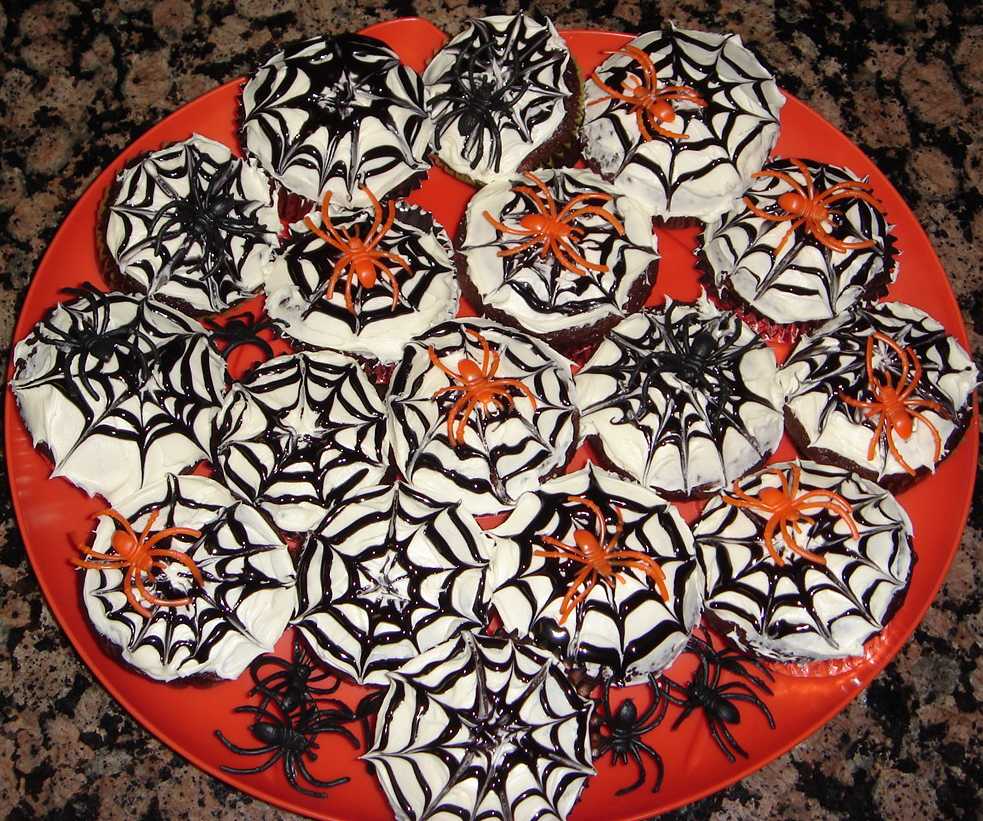 EASY SPIDER WEB HALLOWEEN CUPCAKES