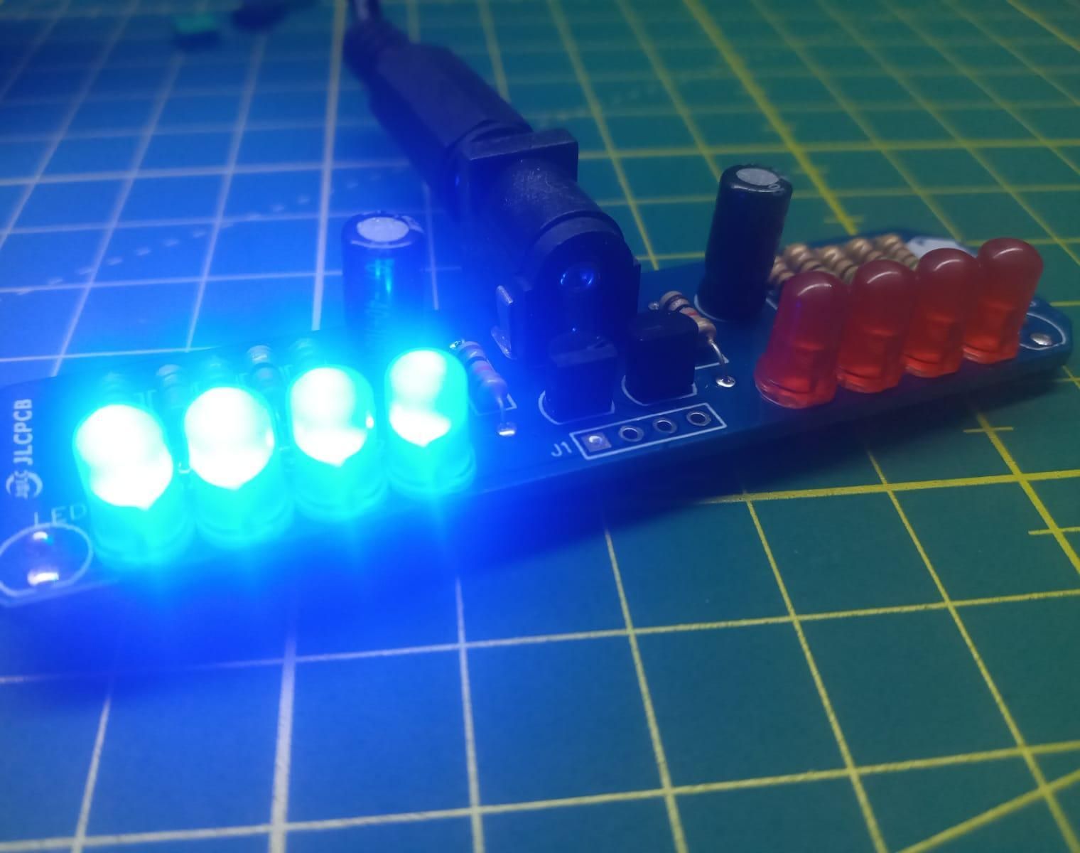 POLICE LIGHTS WITH BJT TRANSISTORS