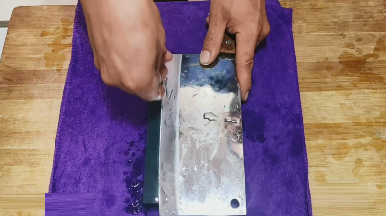 When the temperature of the blade is too high, it is necessary to stop the action and sprinkle water on the position of the blade to reduce the temperature of the blade..png