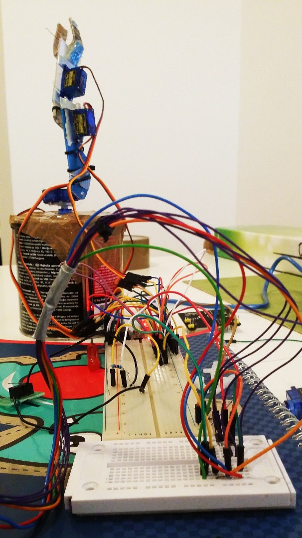 Cheap Programmable Arduino Robotic Arm