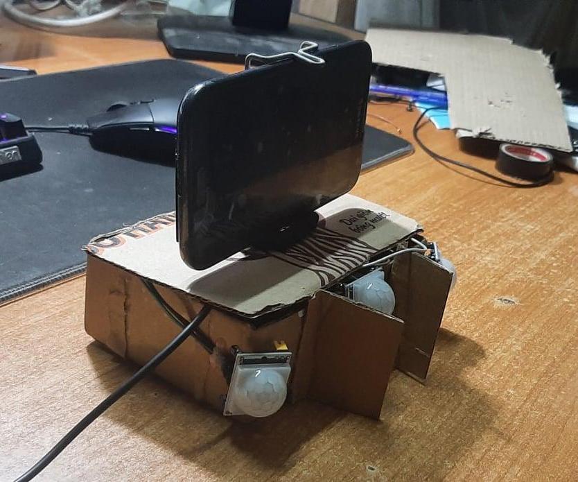 Simple Tracking Camera for Online Teaching