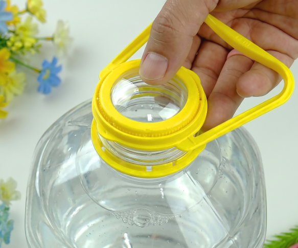 DIY: Plastic Bottle Idea for People With Presbyopia